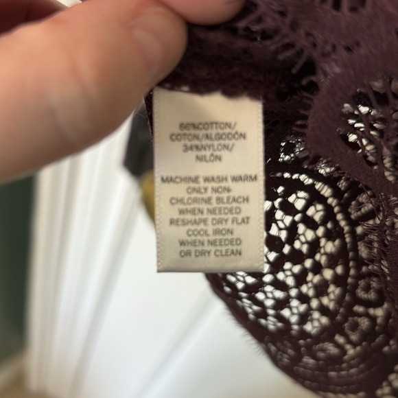 LOFT Lace Style Top - Picture 2 of 2